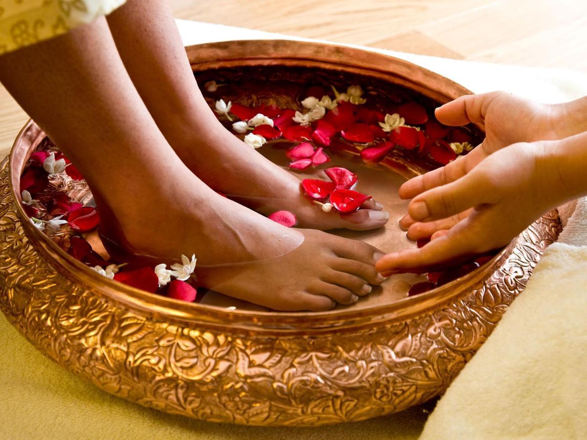 Taj Holiday Village Resort & Spa, Goa Candolim Exterior foto Ayurvedic foot massage