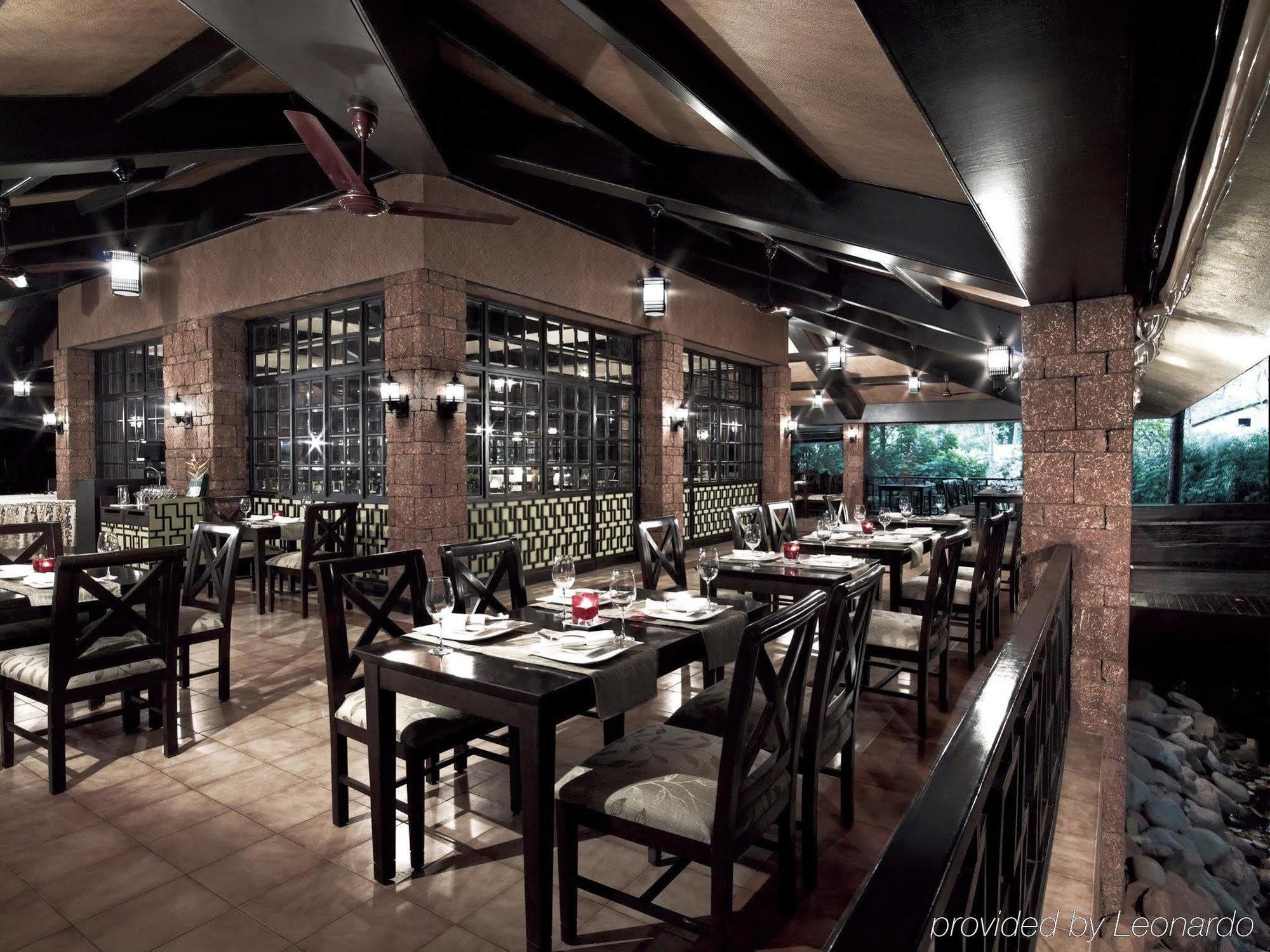 Taj Holiday Village Resort & Spa, Goa Candolim Restaurant foto The interior of the restaurant