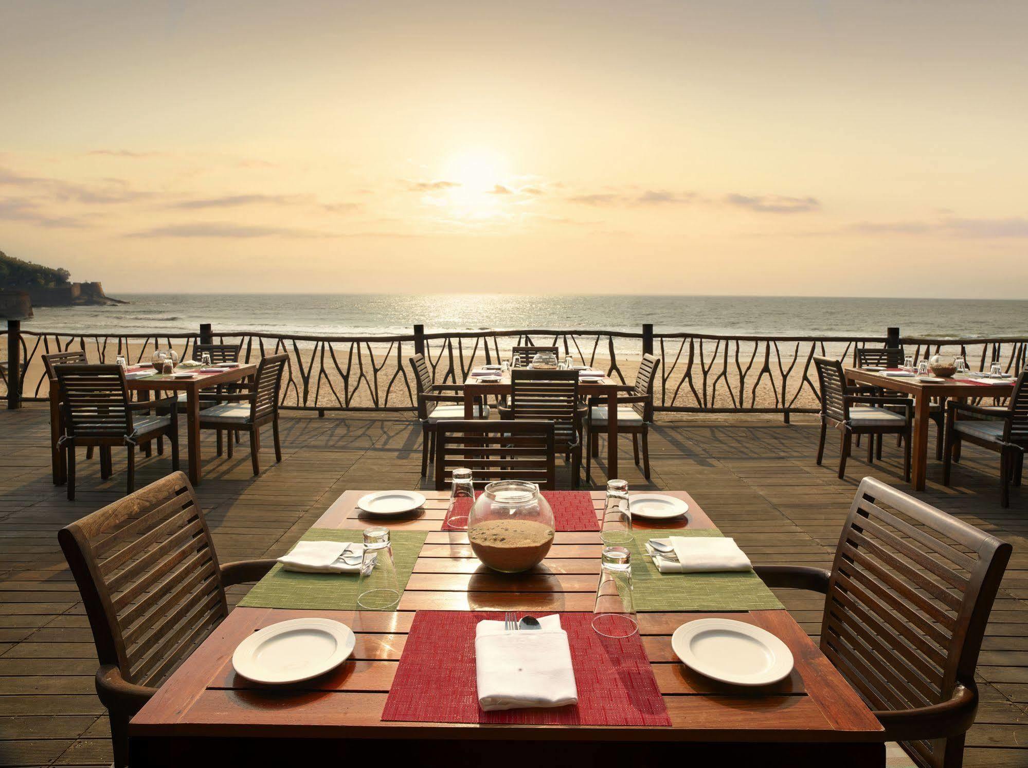 Taj Holiday Village Resort & Spa, Goa Candolim Exterior foto Sunset at the beach