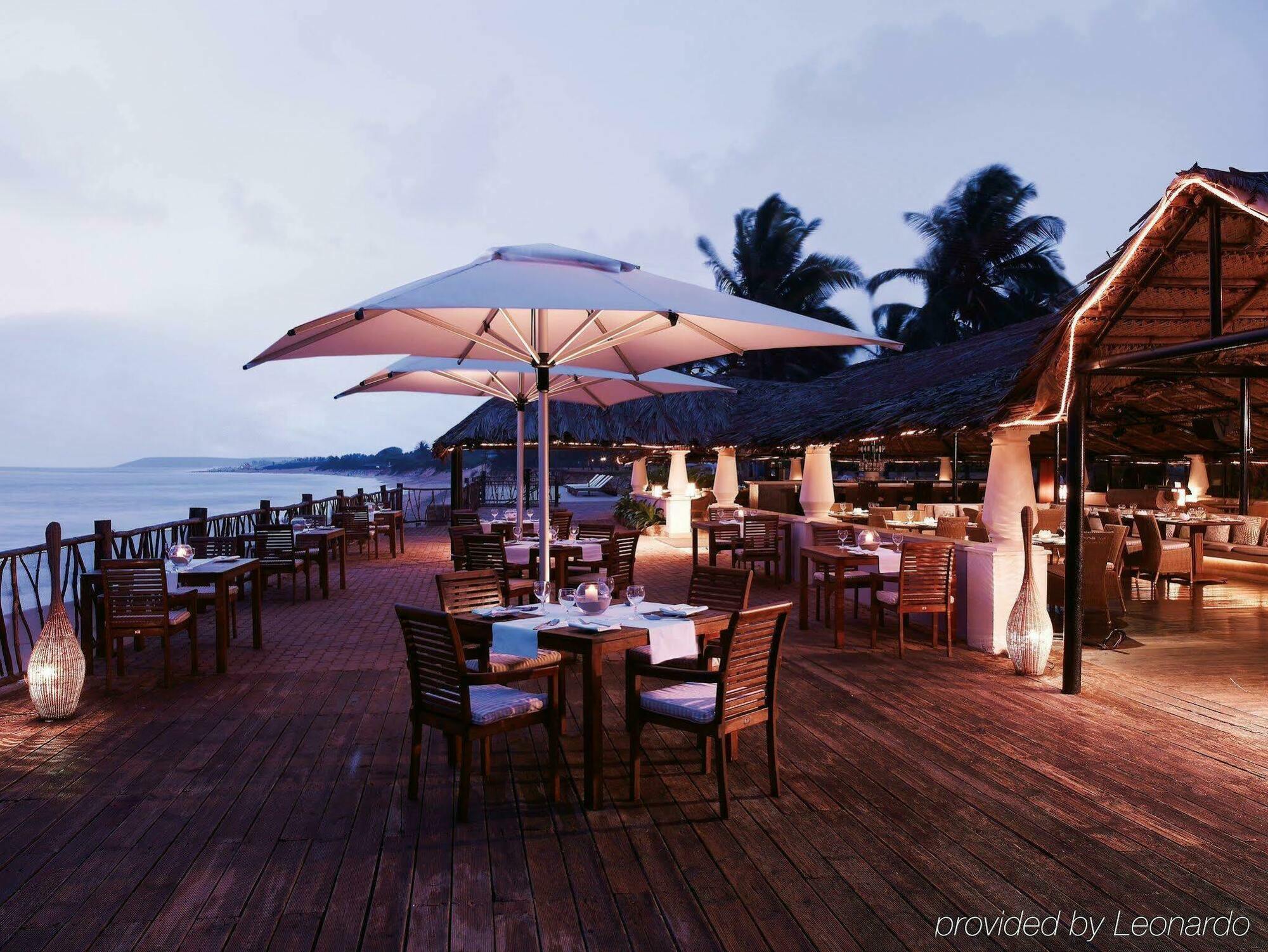 Taj Holiday Village Resort & Spa, Goa Candolim Exterior foto The Deck
